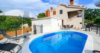 Spacious Apartment in Markoci