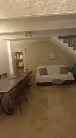 Interior - La linaigrette Chez Val pretty house with courtyard between vines and lavender (Grignan)