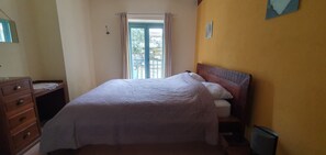 3 bedrooms, iron/ironing board, free WiFi, bed sheets - La linaigrette Chez Val pretty house with courtyard between vines and lavender (Grignan)