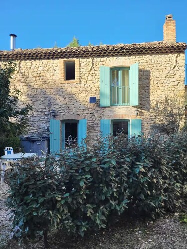La linaigrette Chez Val pretty house with courtyard between vines and lavender