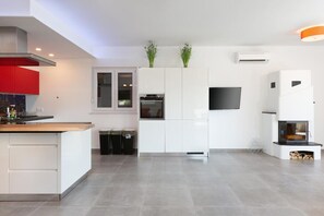 Villa | Private kitchen | Highchair - Villa in Liznjan With Heated Pool (Medulin)