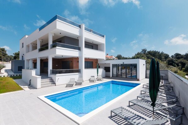 Villa | Pool | Indoor pool, outdoor pool - Villa in Liznjan With Heated Pool (Medulin)