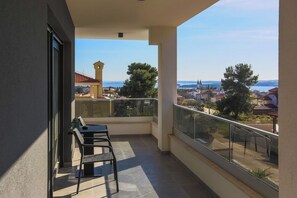 Villa | Balcony - Villa in Liznjan With Heated Pool (Medulin)