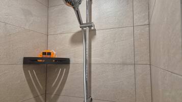 Doccia, asciugacapelli, asciugamani, sapone