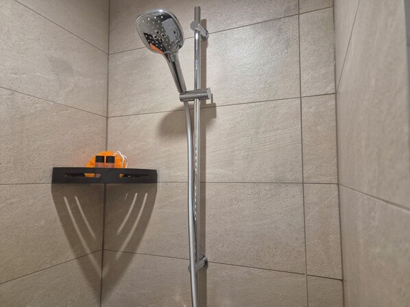 Dusche, Haartrockner, Handtücher, Seife