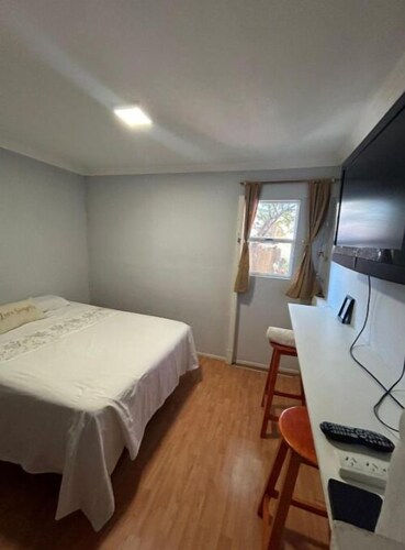 Family/pet friendly! Comfy- 15 min to airport, city centre and football stadium