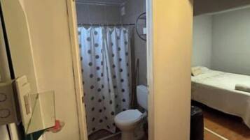 Ducha, toallas, papel higiénico