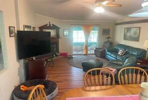 Una televisión, un reproductor de DVD, libros