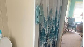 Een haardroger, handdoeken, zeep, shampoo