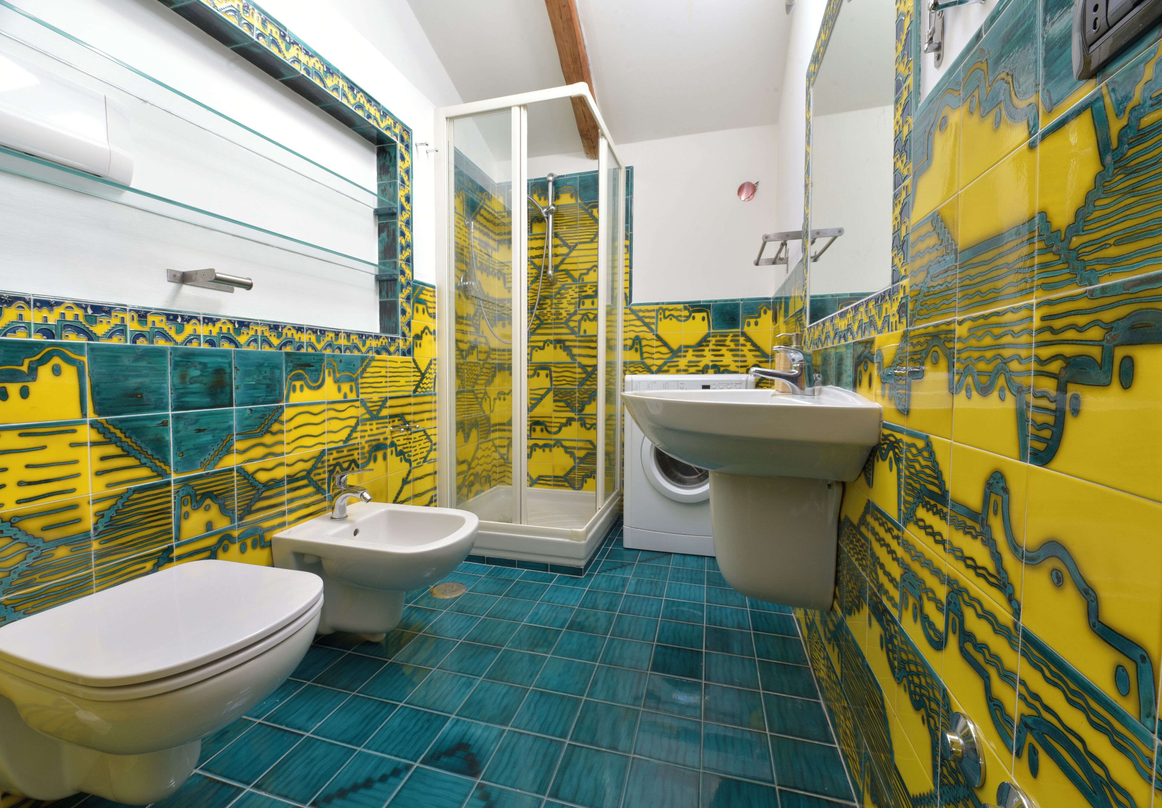 Bruser, hårtørrer, bidet, håndklæder