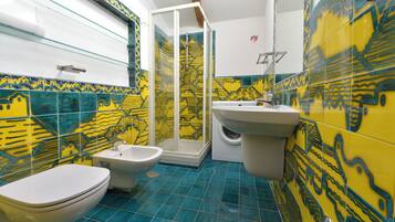 Doccia, asciugacapelli, bidet, asciugamani