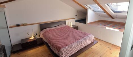 2 多间卧室、客房内保险箱、办公桌、熨斗/熨衣板