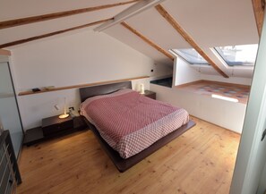 2 bedrooms, in-room safe, desk, iron/ironing board