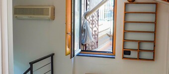 The House of Pottery - Very central, close to buses and ferries to the coast