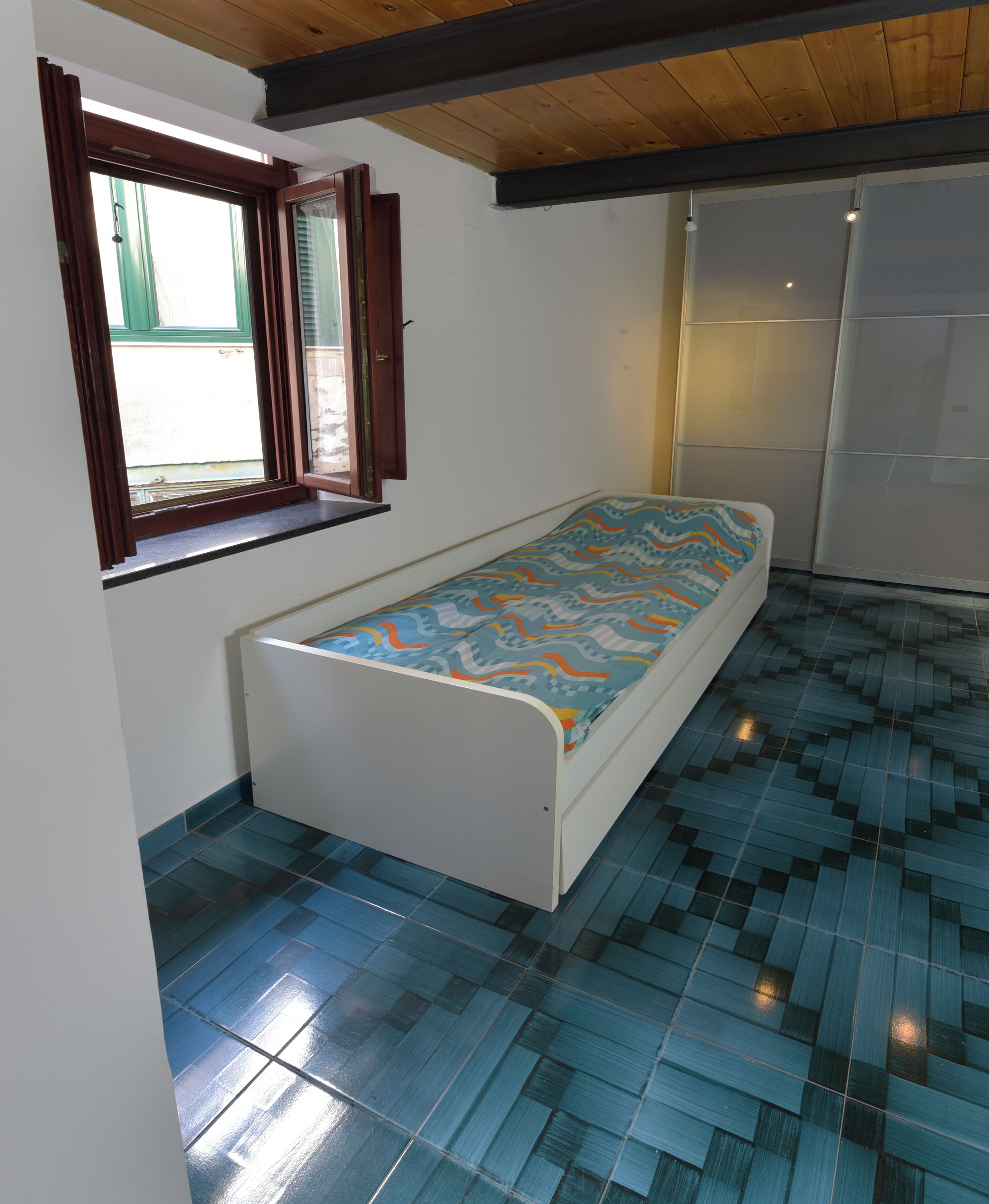 2 soveværelser, pengeskab på værelset, skrivebord, strygejern/strygebræt