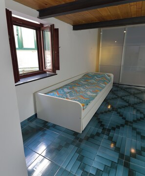 2 habitaciones, caja de seguridad en la habitación y escritorio 