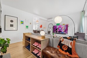 Living area - Charming 3-bedroom house with AC, WiFi in Redwood City (Redwood City)