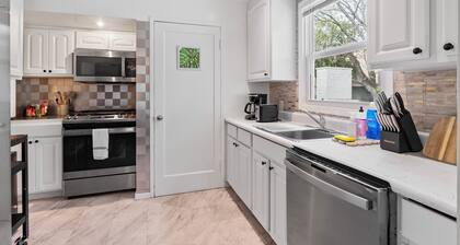 Charming 3-bedroom house with AC, WiFi in Redwood City