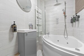 Sèche-cheveux, serviettes fournies, savon, papier toilette