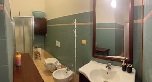 Dusche, Haartrockner, Bidet, Handtücher