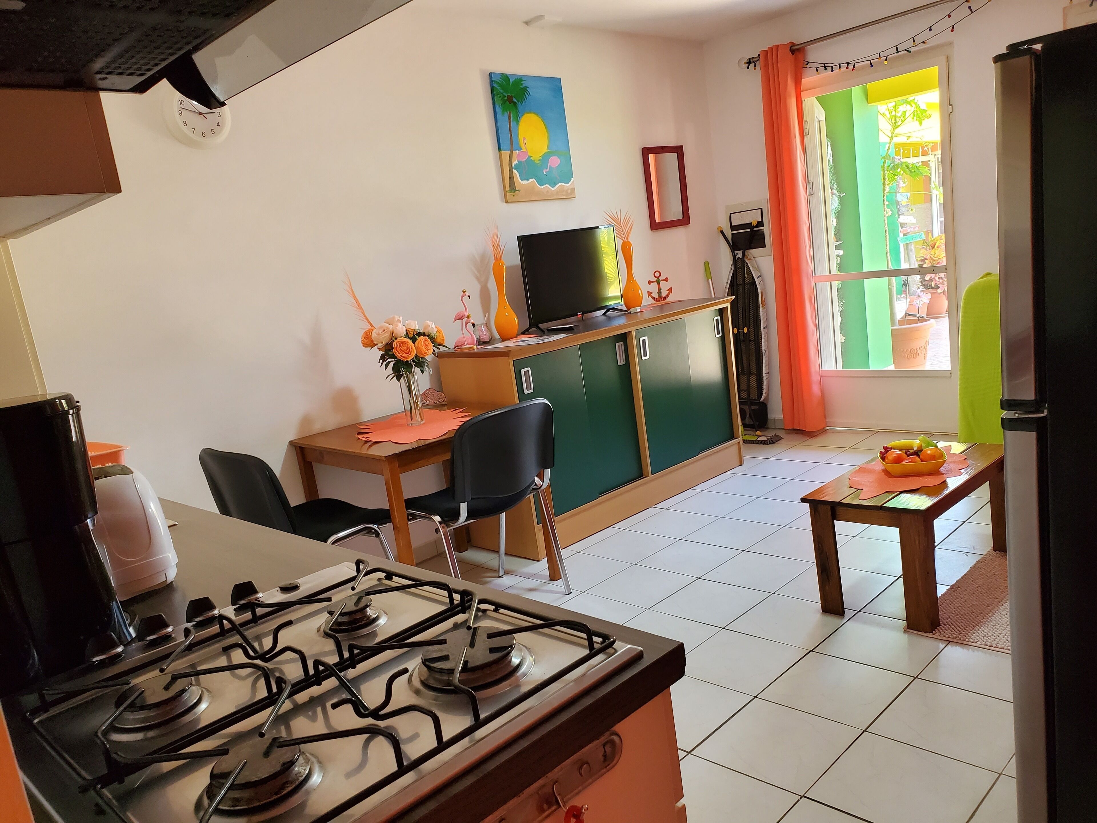 Frigorífico, microondas, horno y placa de cocina