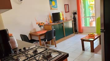 Frigorífico, microondas, horno y placa de cocina