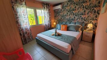 1 dormitorio, caja fuerte, escritorio y tabla de planchar con plancha