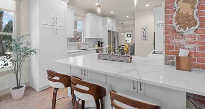 Farmhouse in Downtown Loveland with Hot Tub