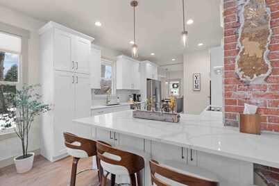 Farmhouse in Downtown Loveland with Hot Tub