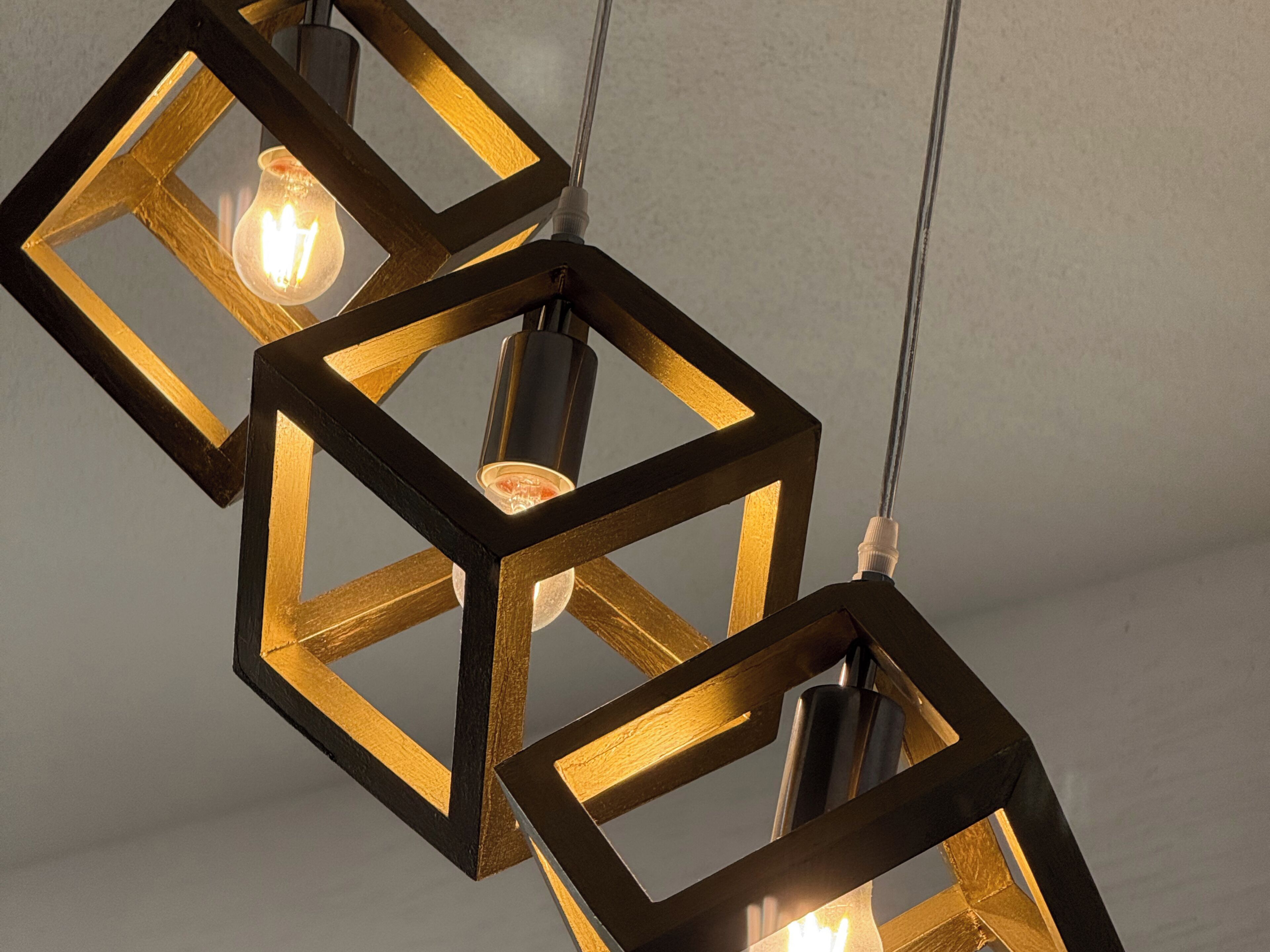 Un candelabro geométrico con varias bombillas.