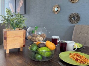 Appartement Standard, vue jardin | Salle à manger