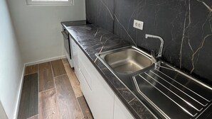 Private kitchen - Superb 1-bedroom apartment in Tiranë (Tiranë)