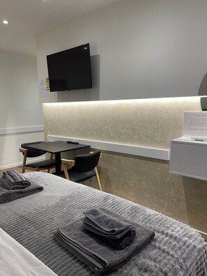 1 bedroom, in-room safe, WiFi, bed sheets