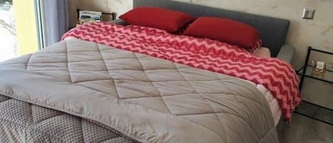 1 habitación, tabla de planchar con plancha, wifi gratis y ropa de cama