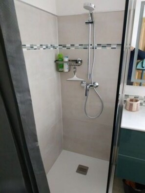 Ducha, secador de pelo, toallas, jabón