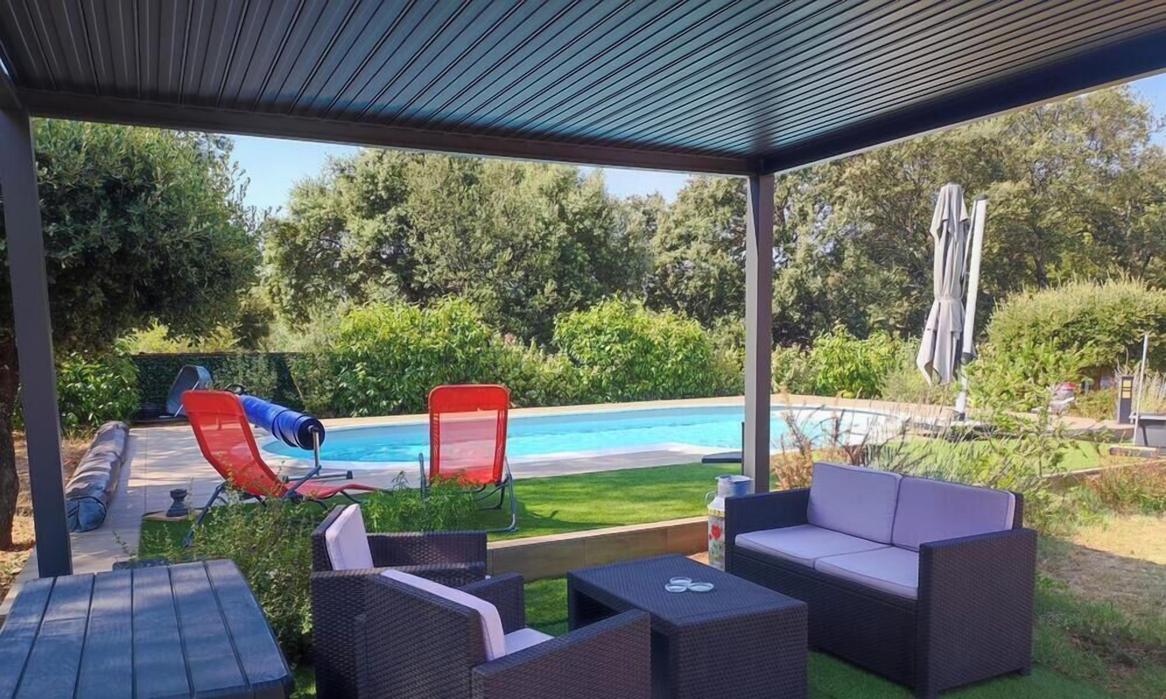 Una piscina al aire libre