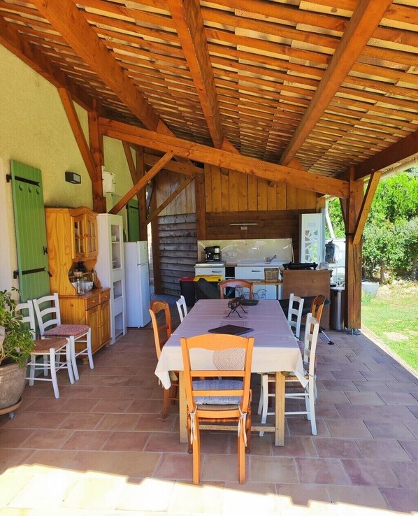 Outdoor dining - Bed and Breakfast + outdoor kitchen + swimming pool (Sillans-la-Cascade)