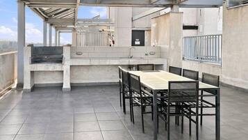 Apartamento | Restaurante al aire libre