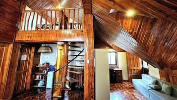 Slaapzaal, 1 slaapkamer, balkon | Woonkamer
