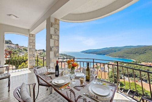 Balcony and sea View Apartment in Rabac