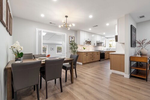 Contemporary 2-bedroom house with large backyard in tranquil Redwood City