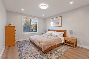 2 bedrooms, desk, iron/ironing board, WiFi