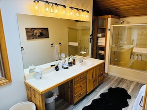 Douche, sèche-cheveux, serviettes fournies, savon