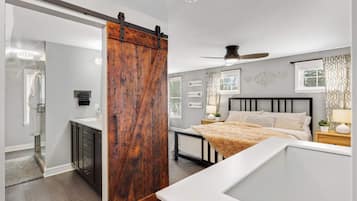 3 habitaciones, escritorio y tabla de planchar con plancha