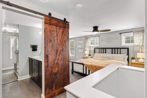 3 soverom, skrivebord, strykejern/-brett og reiseseng for barn