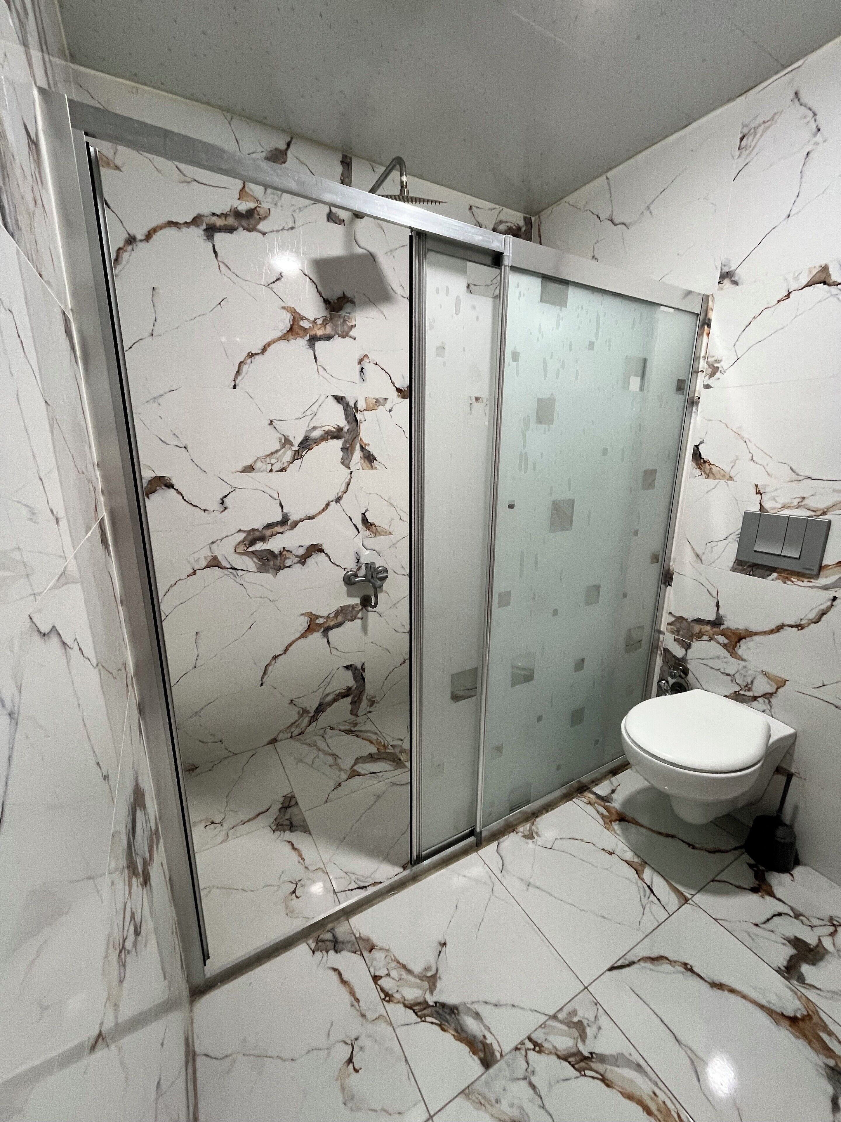 Ducha, artículos de tocador gratuitos, secador de pelo, toallas