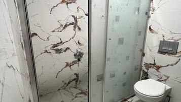 Ducha, artículos de tocador gratuitos, secador de pelo, toallas
