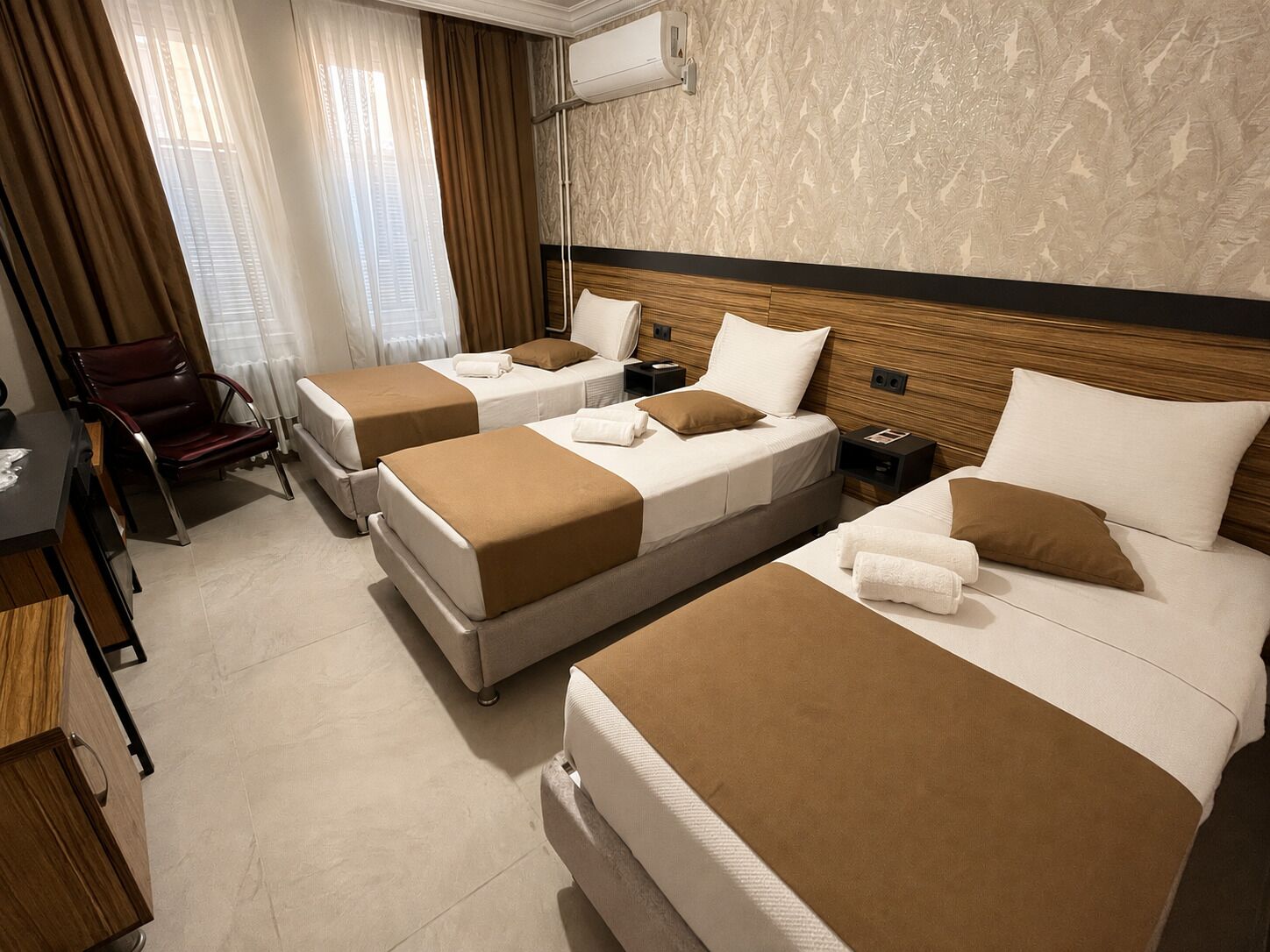Chambre triple Standard, vue sur la ville | Literie de qualité, minibar, bureau