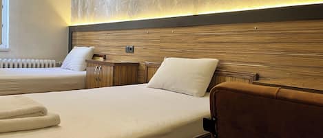 Chambre Standard avec lits jumeaux, vue ville | Bureau, Wi-Fi gratuit