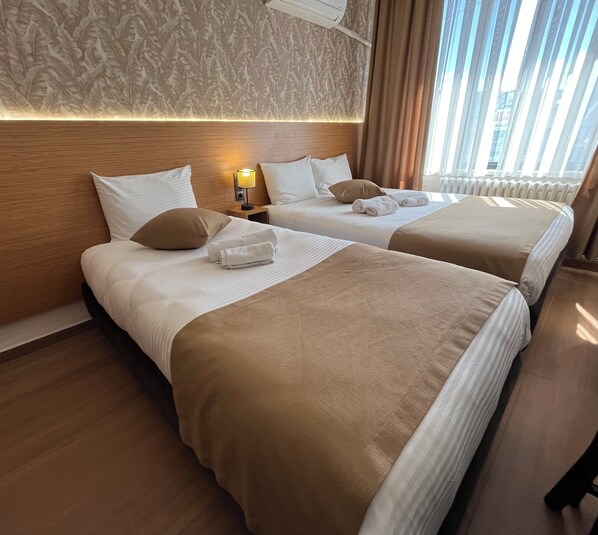 Hochwertige Bettwaren, Minibar, Schreibtisch